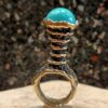 Photographie représentant une bague en or et argent oxydé avec turquoise.