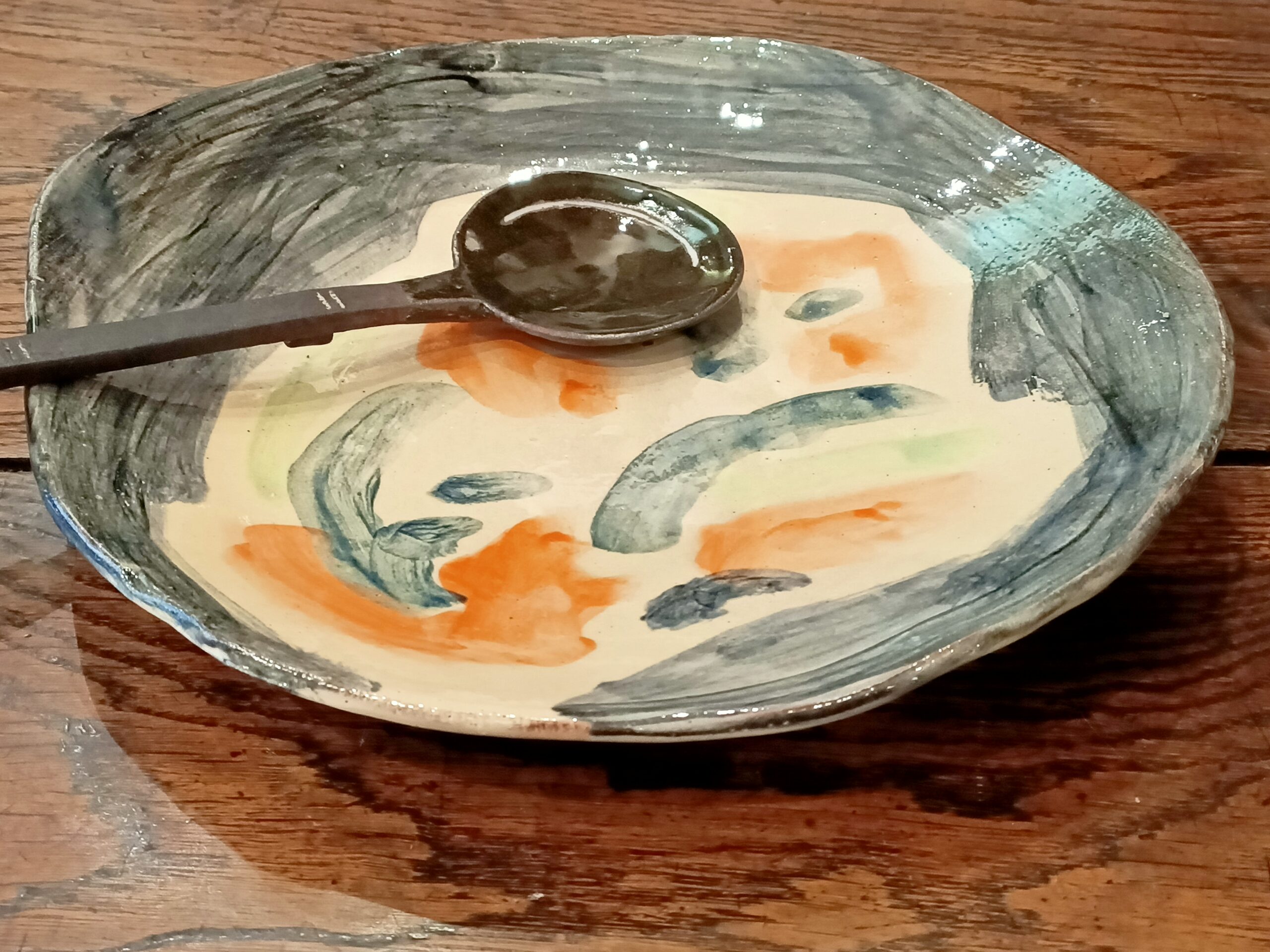 Glazed earthenware platter by Héloïse Bariol. Glazed earthenware platter