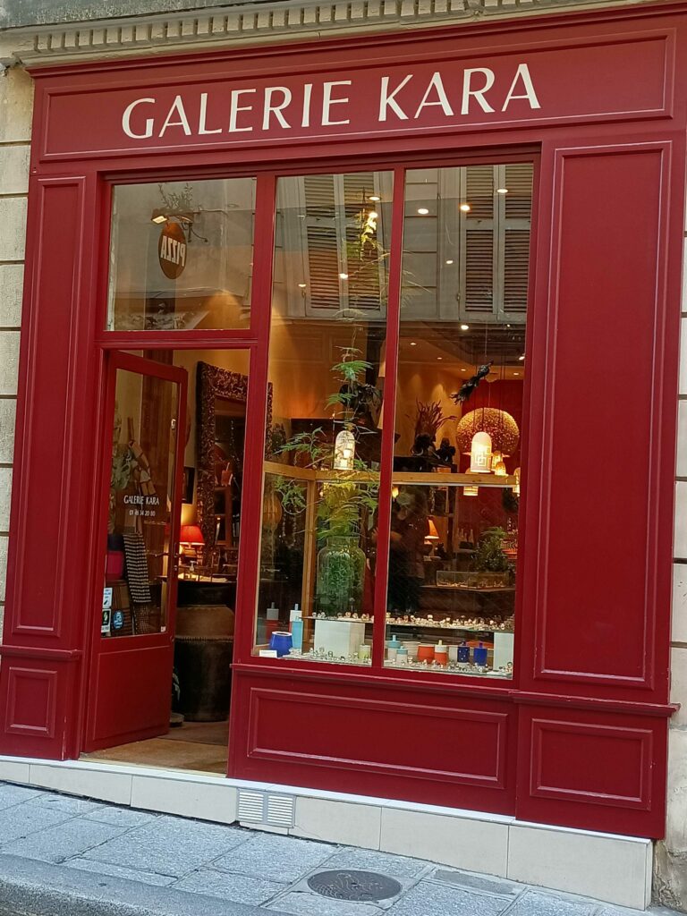 Façade rouge de la Galerie Kara à Paris, sur l'Île Saint-Louis