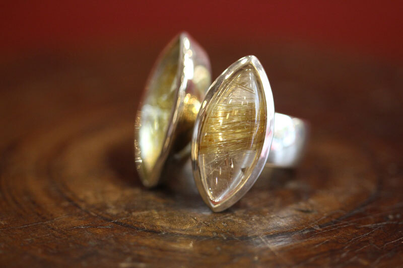 Bague argent, quartz citron et quartz rutile Bague argent, quartz citron et quartz rutile.