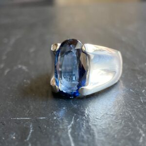 Picture showing a silver ringwith blue stone