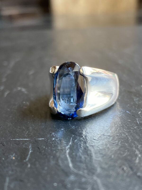 Picture showing a silver ringwith blue stone