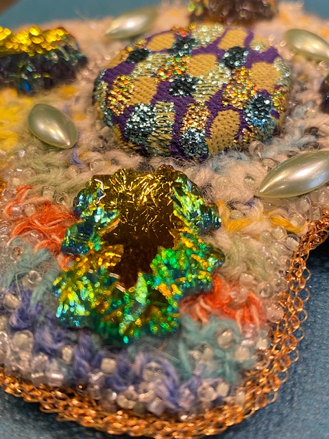 Textile brooch Isor by Isabelle Mariana.