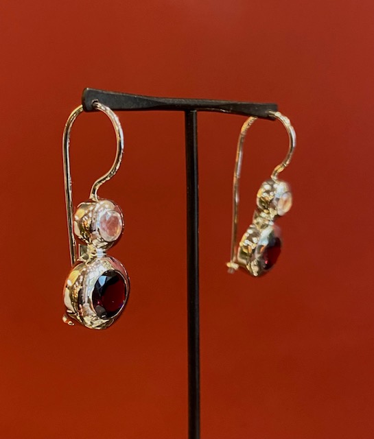 Boucles d'oreilles argent, grenat et labradorite blanche Boucles d'oreilles argent, grenat et labradorite blanche