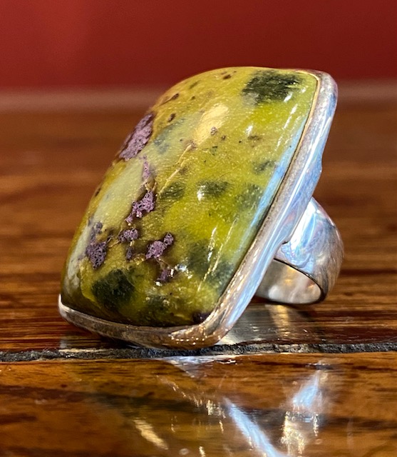 Sterling silver ring with serpentine and stichtite Sterling silver ring with serpentine and stichtite.