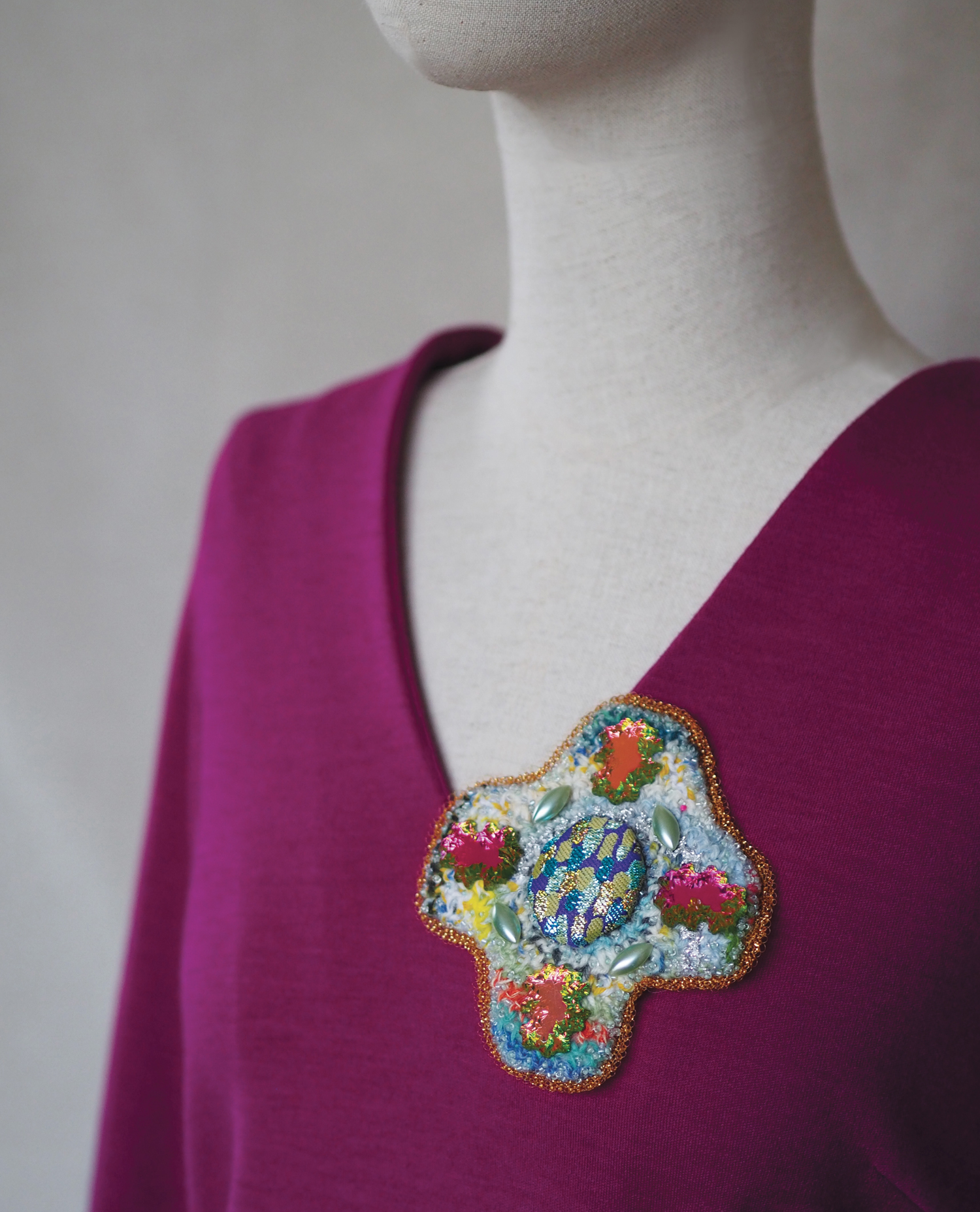 Textile brooch Isor by Isabelle Mariana.