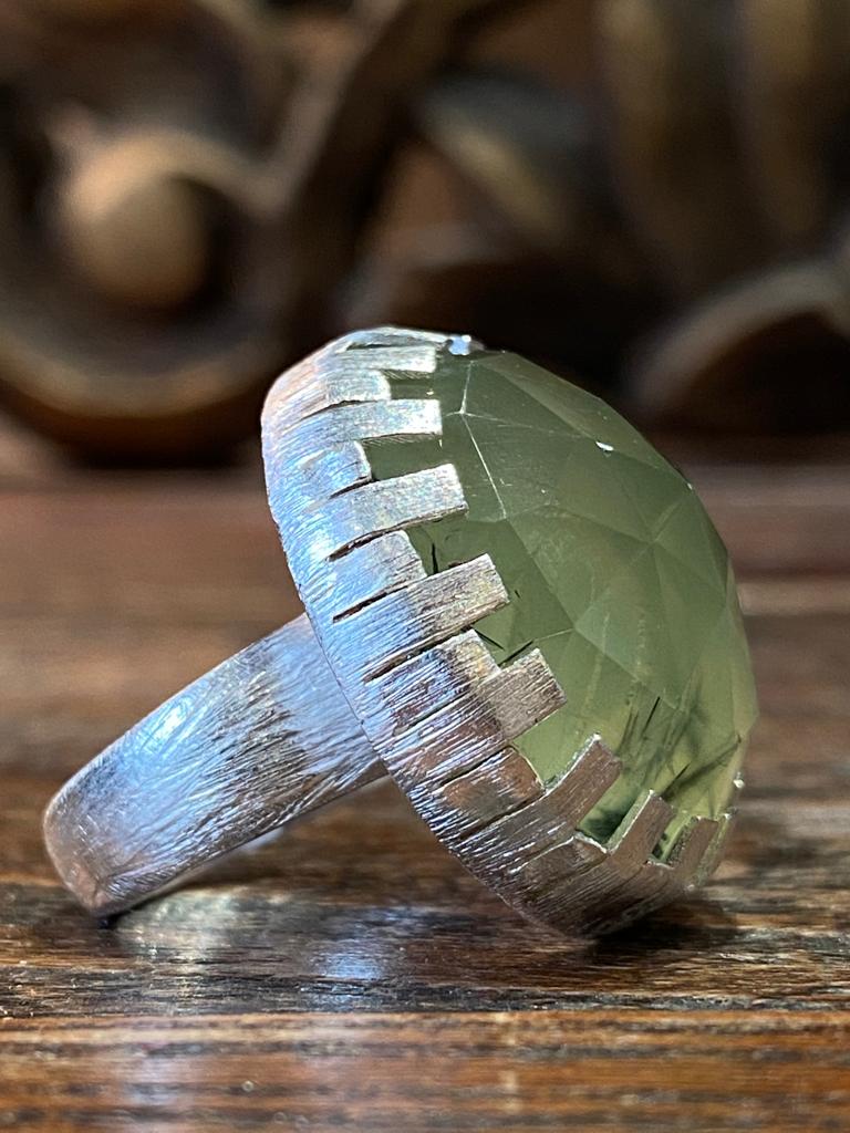 Silver and prehnite ring with epidote inclusions Silver and prehnite ring with epidote inclusions