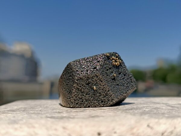 Photo montrant une bague en argent noirci avec des gouttelettes d'or sur le dessus.