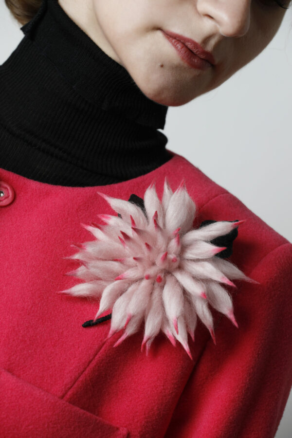 Textile brooch by Isabelle Mariana.